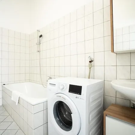 Lovely 2-Bedroom Apartment Next To Praterstern Vienna Exterior photo